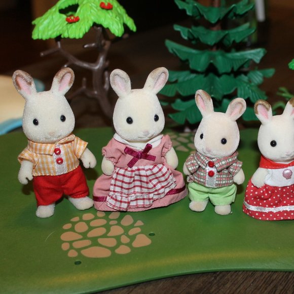 CALICO CRITTERS SYLVANIAN FAMILIES HOPSCOTCH RABBIT FAMILY DRESSED - Picture 2 of 5